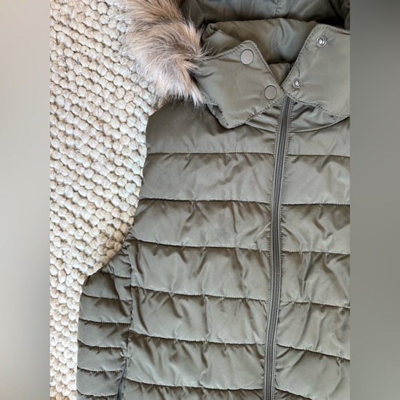 H&M Puffer Vest with Faux Fur Hood - Picture 4 of 7